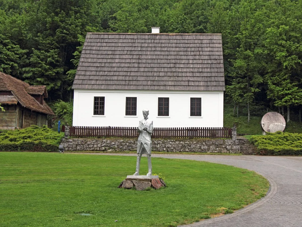 Kip Nikole Tesle na ulazu u memorijalni centar