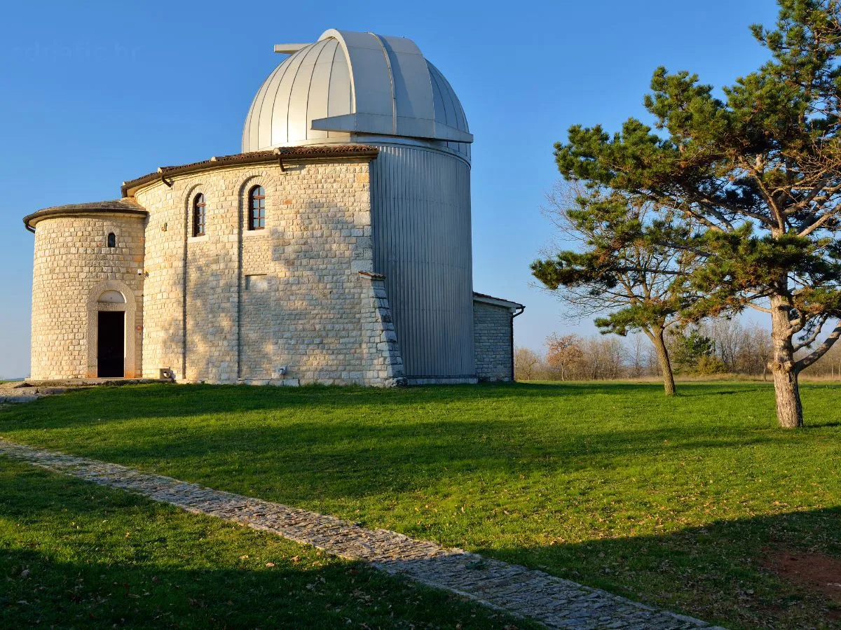 Diurno scatto dell'Osservatorio di Višnjan, situato sulla collina di Tičan, rinomato come un importante centro astronomico con una ricca tradizione nella ricerca e nell'educazione.