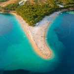 Zlatni rat plaža na Bolu u Hrvatskoj snimljena iz drona sa prelijepim bistrim morem