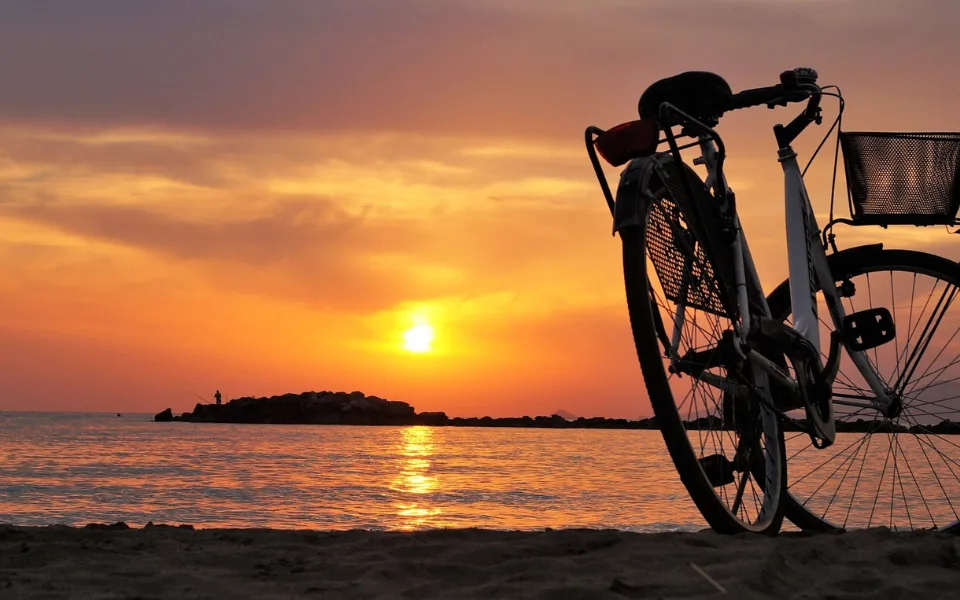Biciklom u zalazak sunca (Izvor: Pexels)