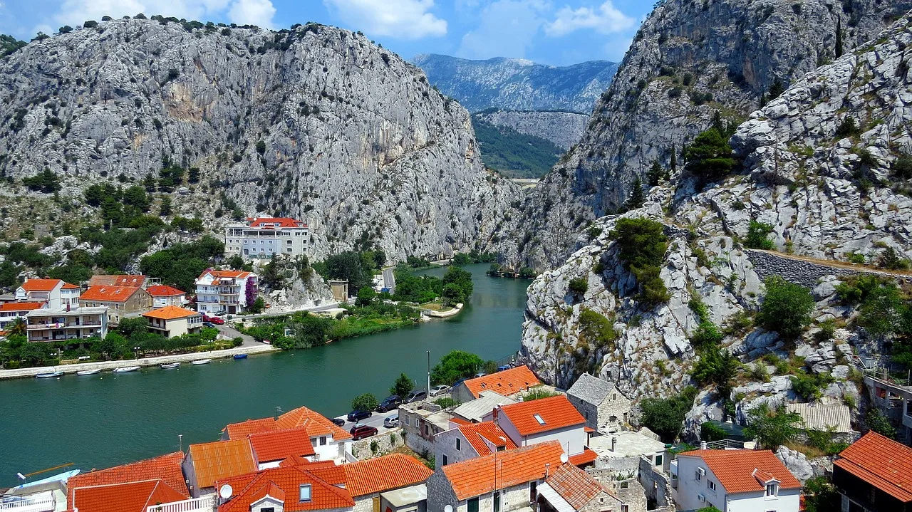 The canyon of the Cetina River offers numerous opportunities for capturing photographs during an active vacation.