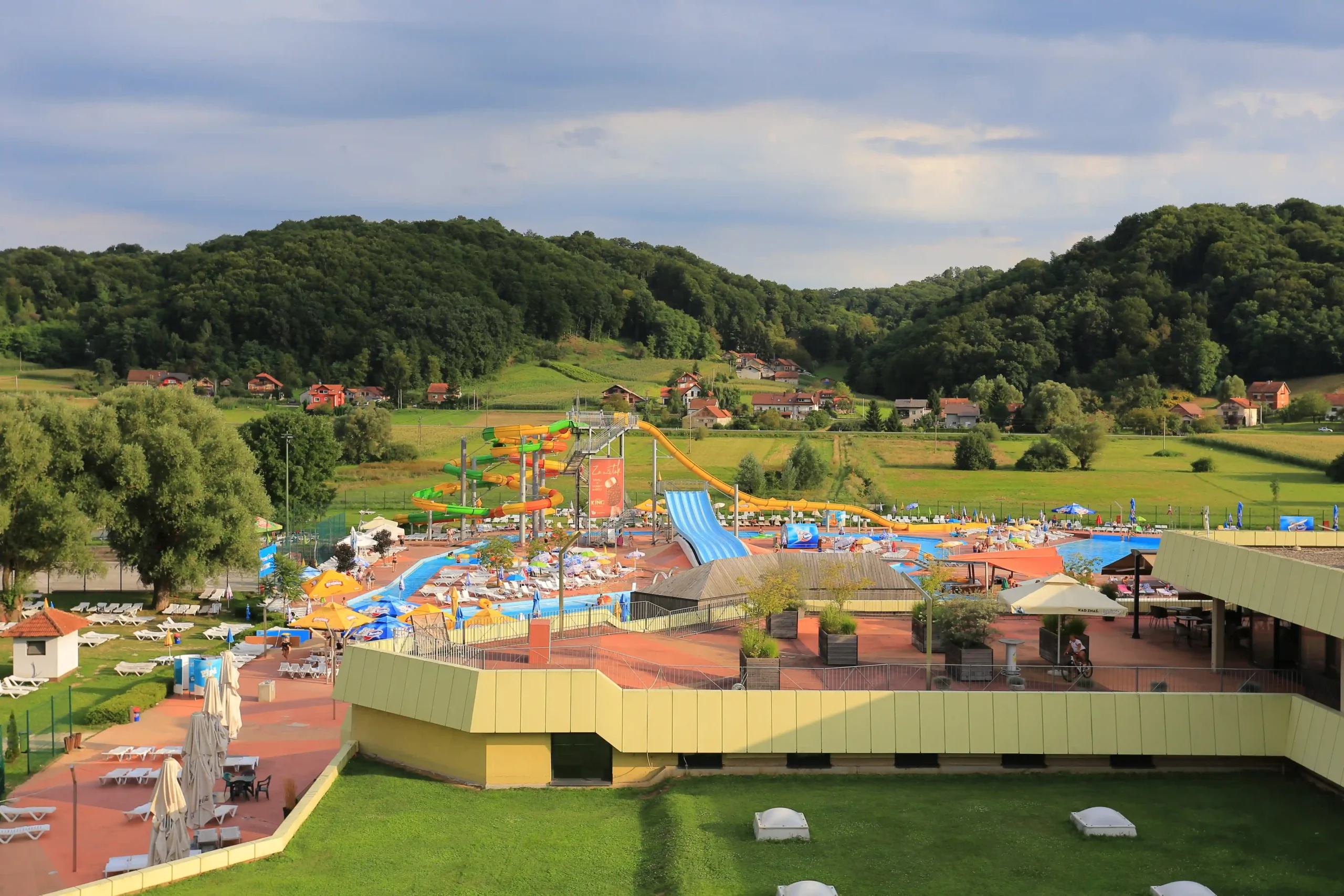 Kilátás a Tuheljske Toplice termálmedencéire és környezetére