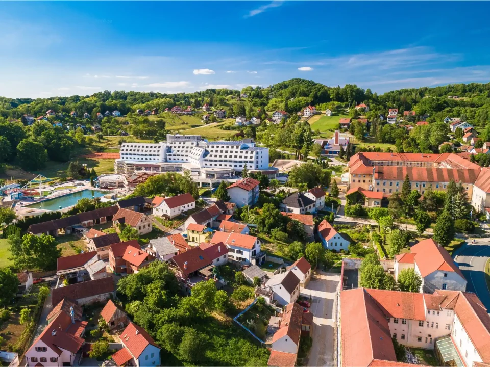 Panoramski pogled na Varaždinske Toplice s termalnim kompleksom, hotelima i starim kućama okruženim zelenim brežuljcima.