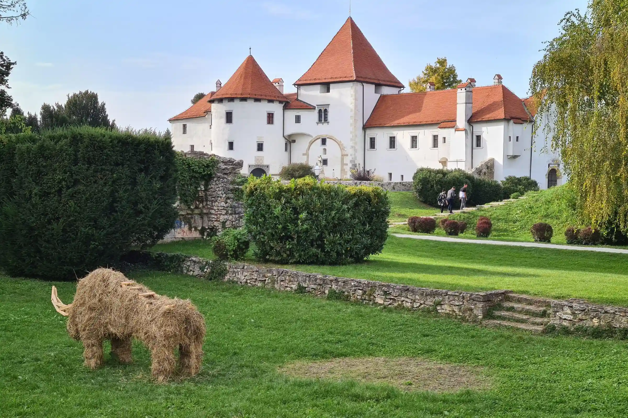 Starý hrad Varaždin, biela stredoveká pevnosť s červenými strechami obklopená zeleným parkom