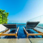 Ležaljke uz infinity bazen s pogledom na more i otvoreni horizont