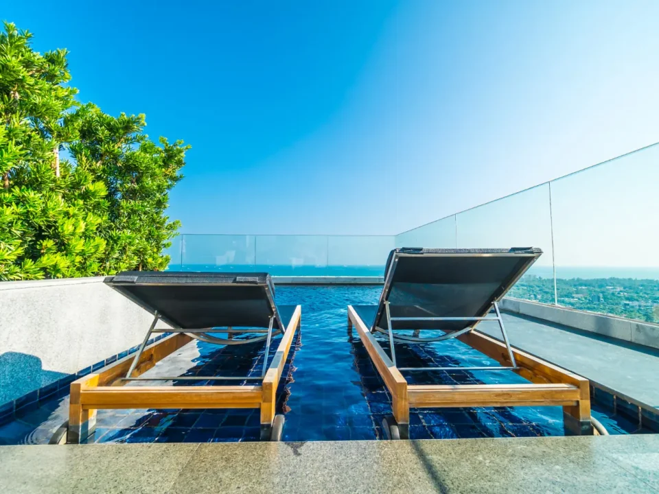 Ležaljke uz infinity bazen s pogledom na more i otvoreni horizont