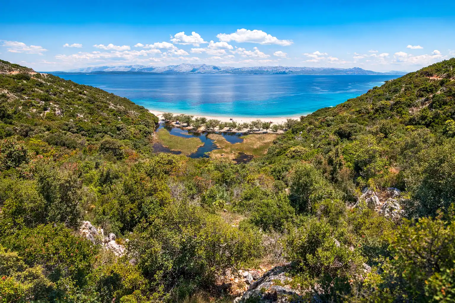 Plaža Jezero kod Dube Pelješke na Pelješcu
