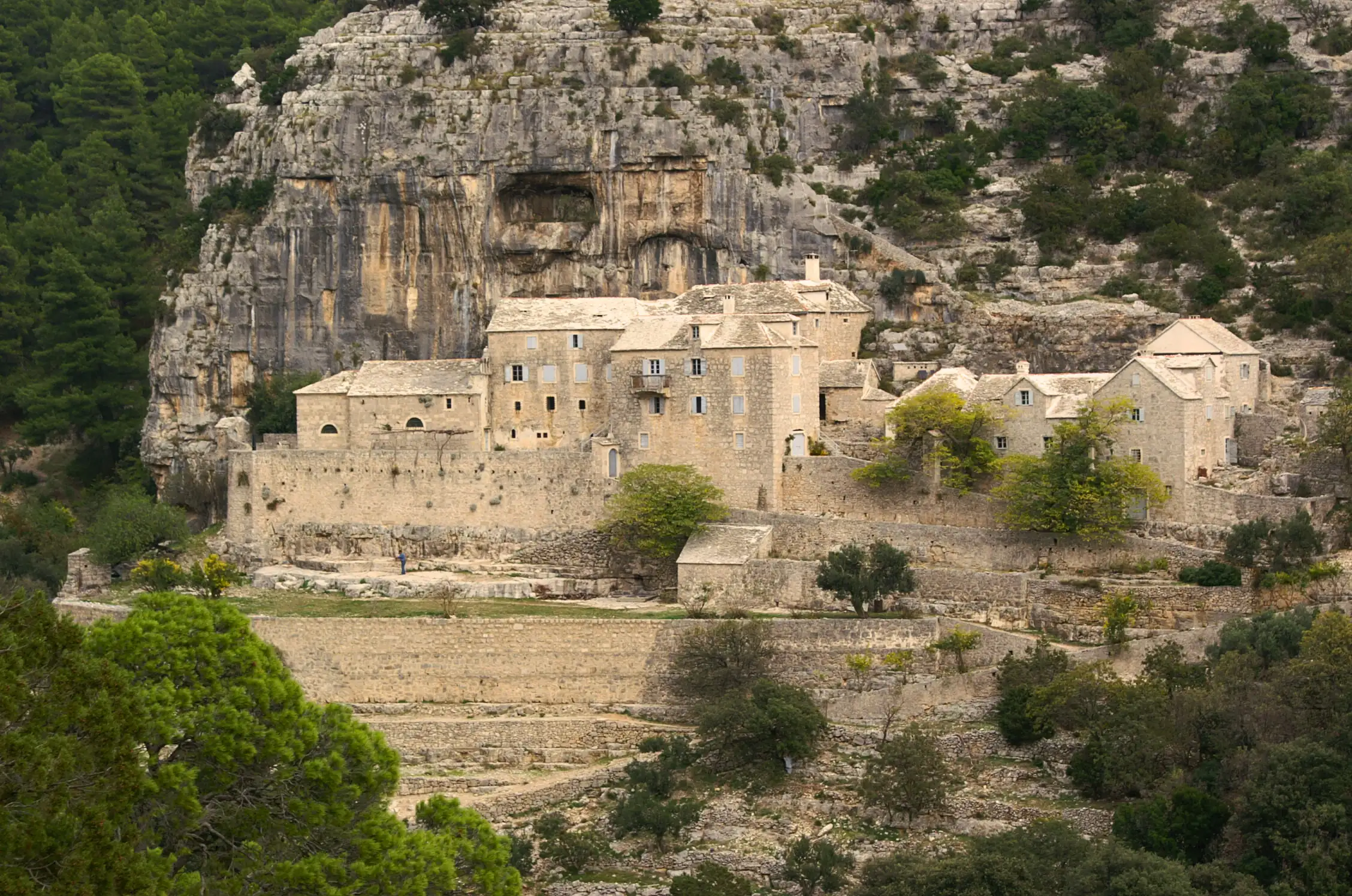 Samostan Blaca v skali na Braču