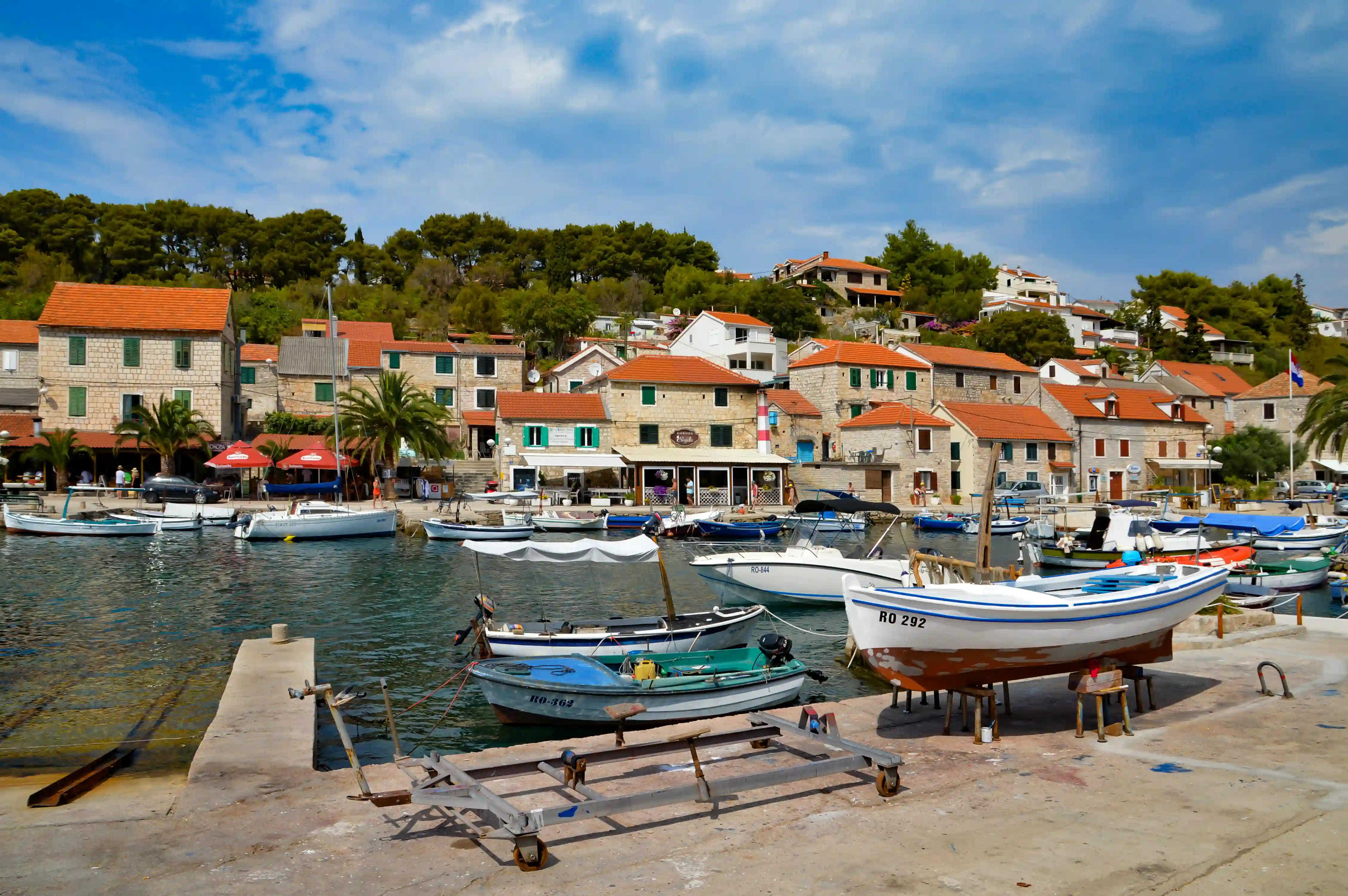 Maslinica moře lodě kamenné domy Šolta