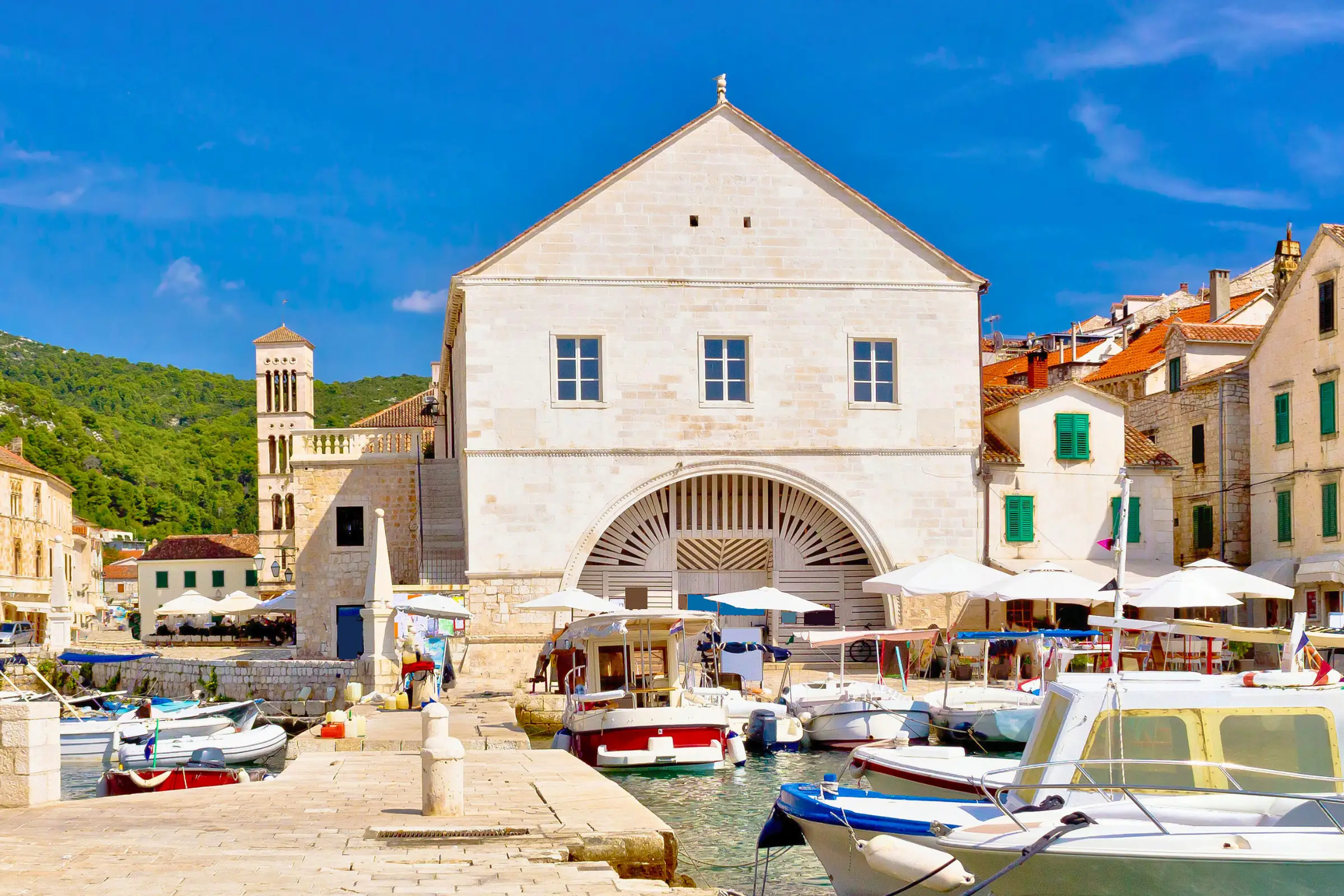 Hvarsko gledališče ob morju in ladjah