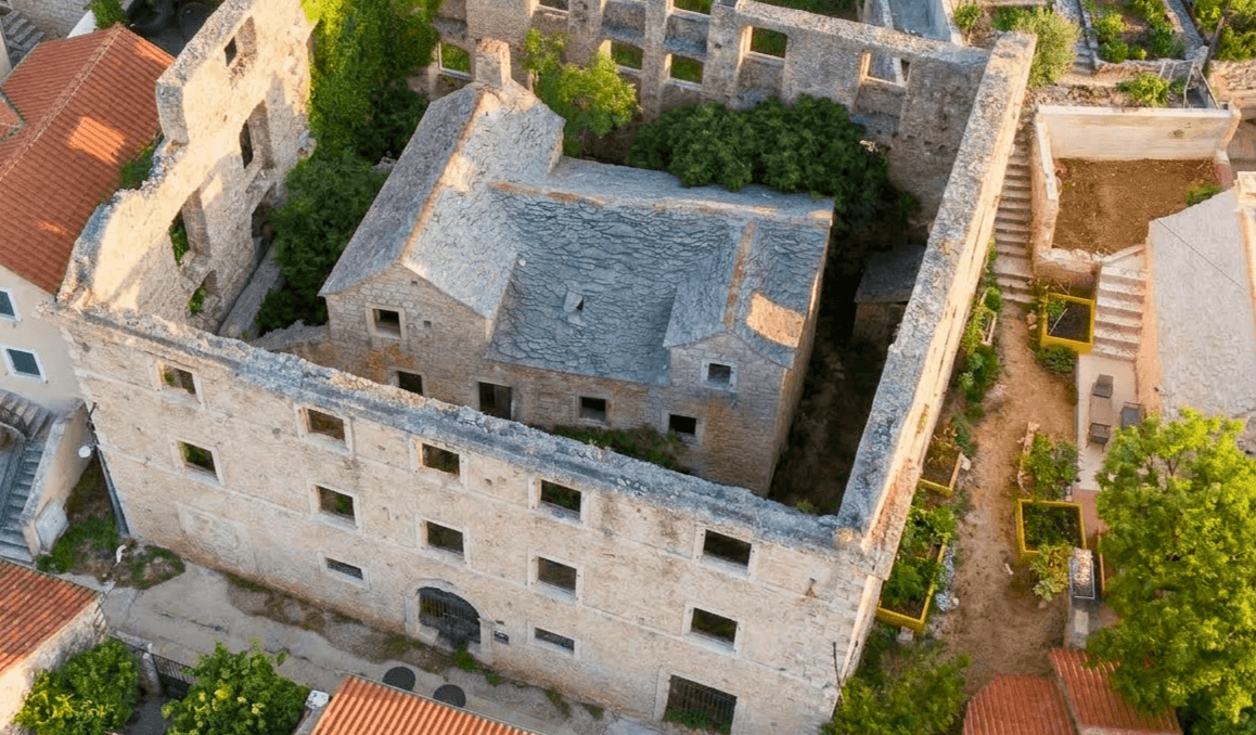 Hiša v hiši v Bolu