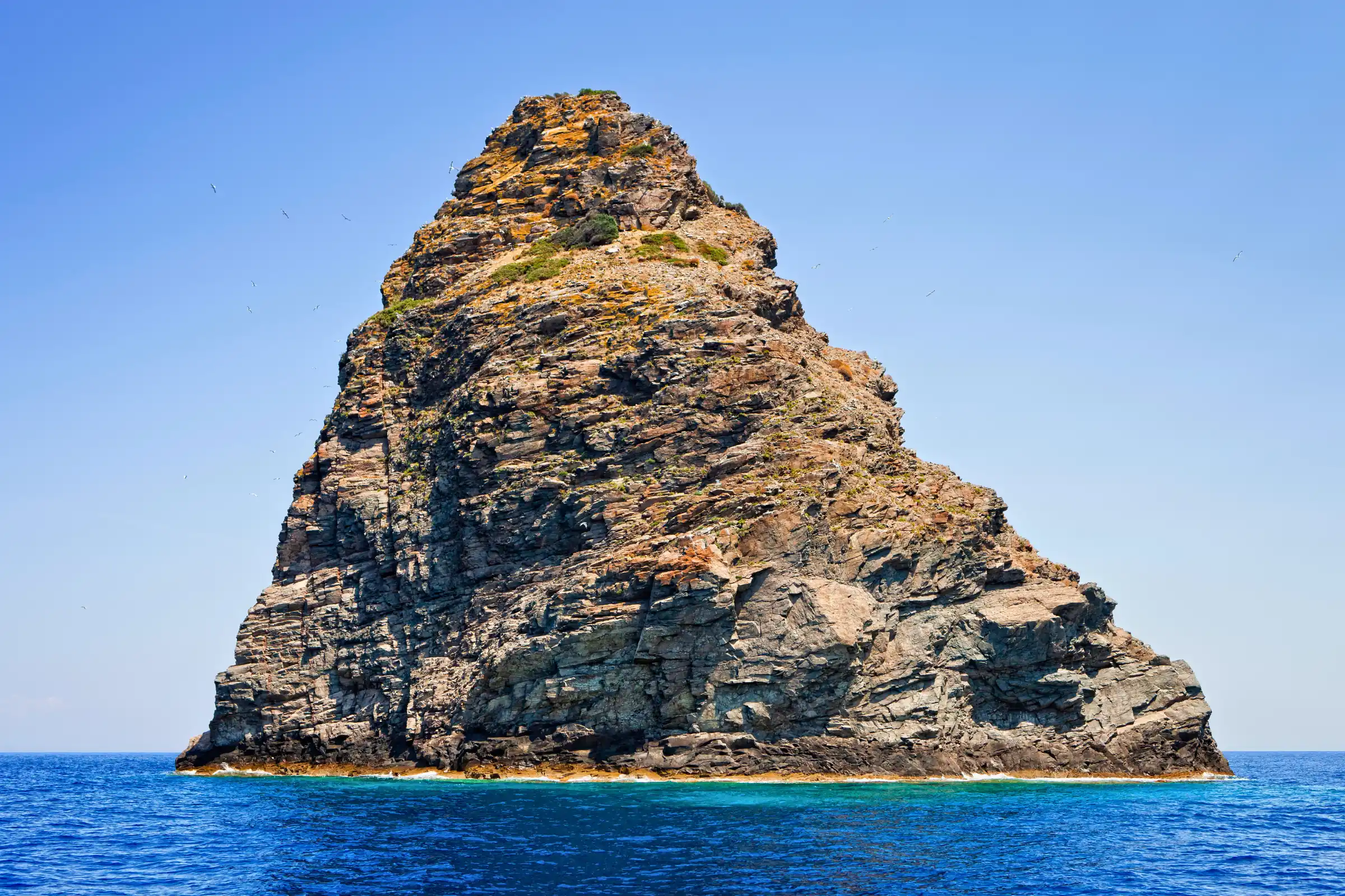 Jabuka magnetni in vulkanski otok