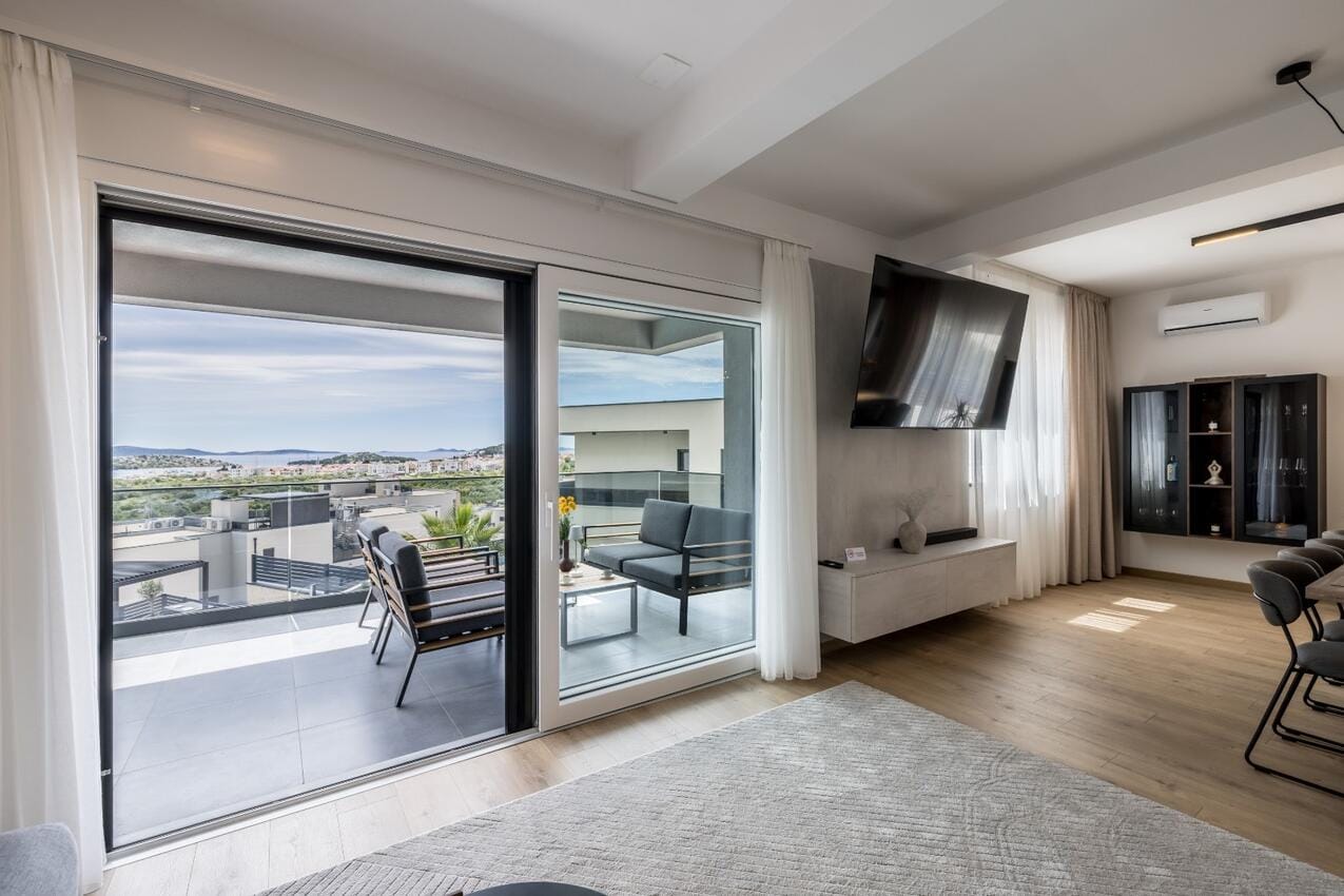 Morje in obala v Vodicah