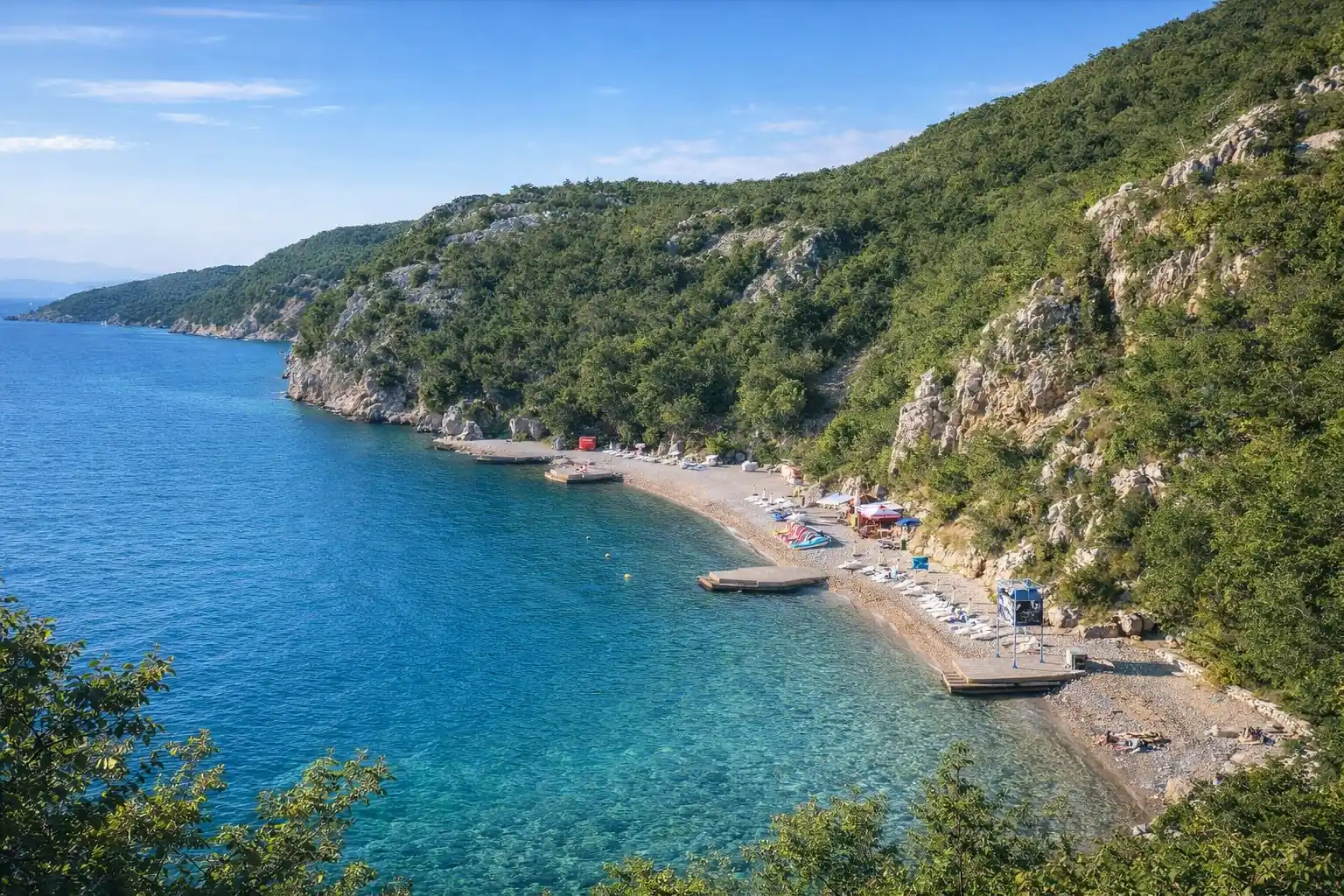 Kačjak Strand Crikvenica Kroatien – versteckte Bucht mit Kiesstrand, türkisblauem Wasser und mediterraner Natur