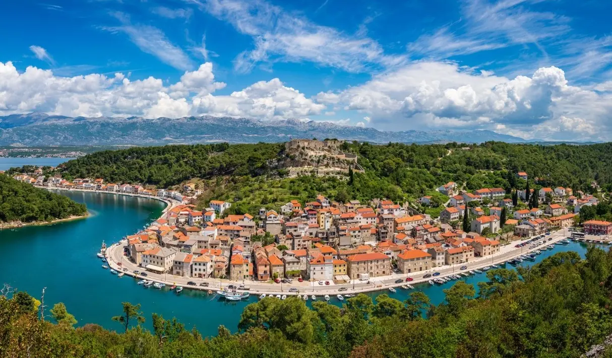 Source: Freepik Panoramic view of the historic town of Novigrad near Zadar with its distinctive red rooftops, set in a deep bay below Fortica.