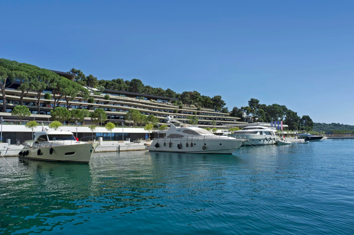 Restorani u Dubrovniku – pogled na Grand Park Hotel Rovinj i restoran u sklopu hotela uz more