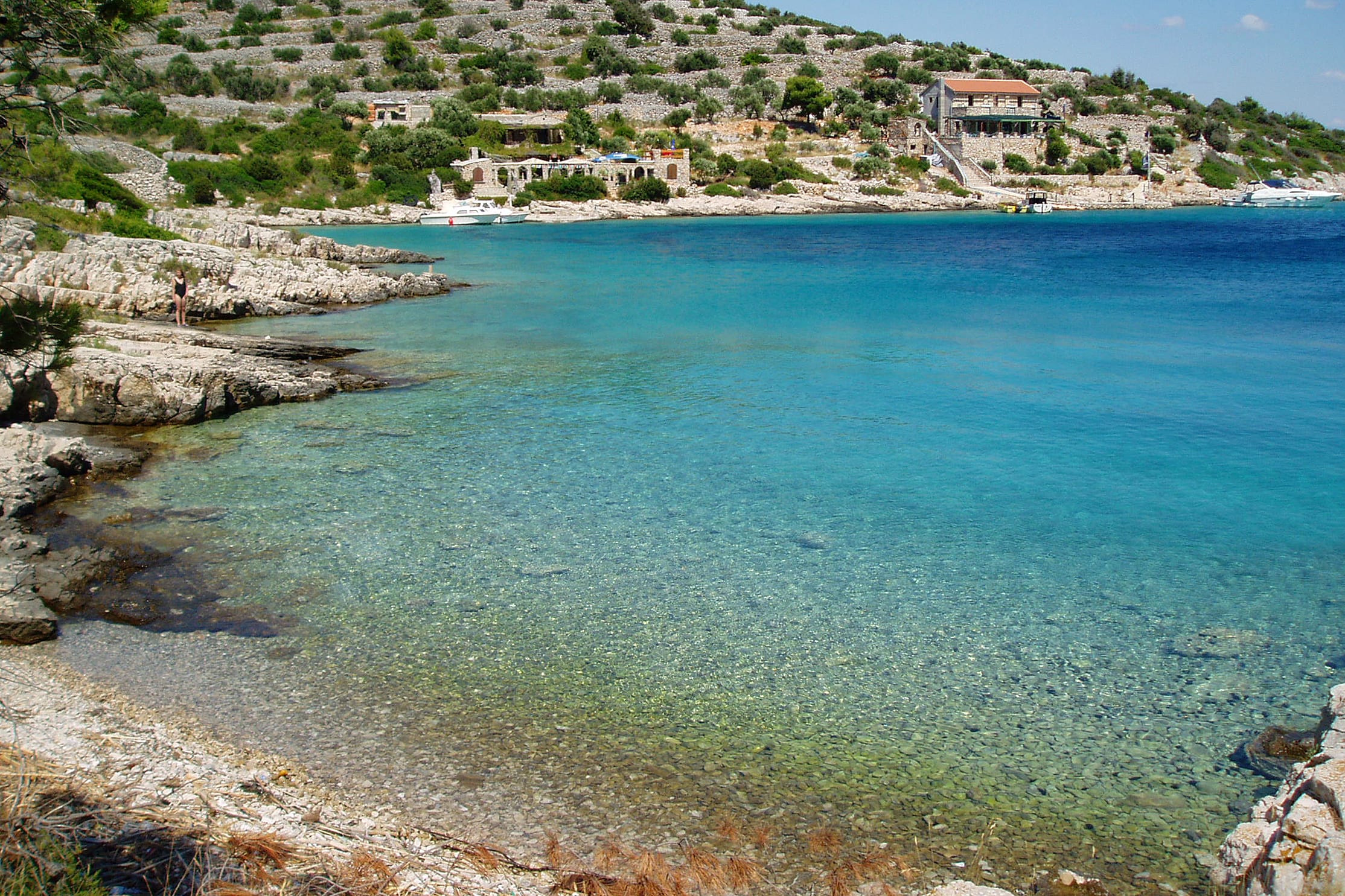Portić Strand Kaprije Kroatien – versteckte Bucht mit klarem türkisfarbenem Wasser und mediterraner Landschaft