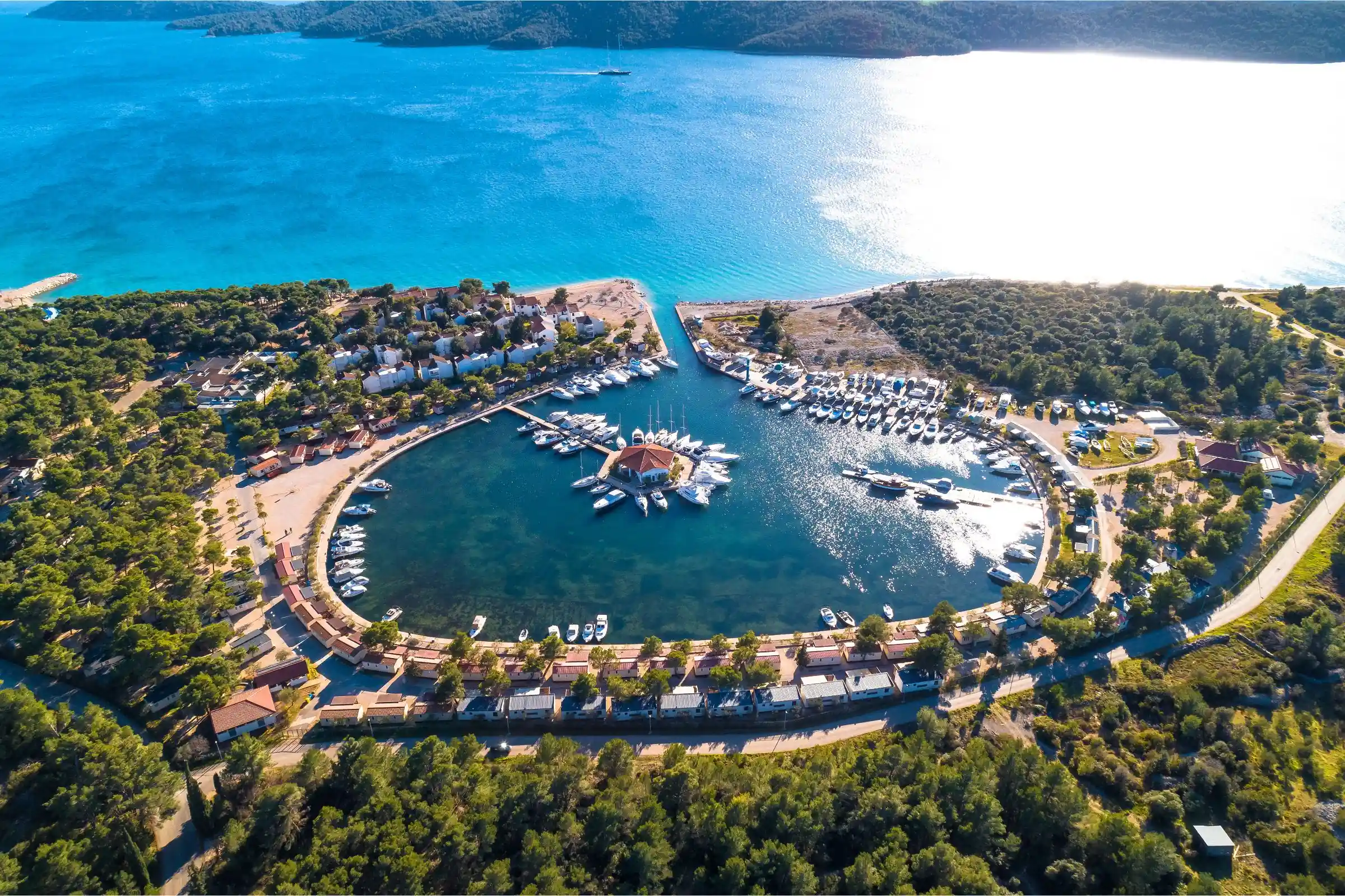 Amadria Park Solaris Šibenik Kroatien – Marina, Strände und Ferienanlage aus der Luft mit klarem Meer