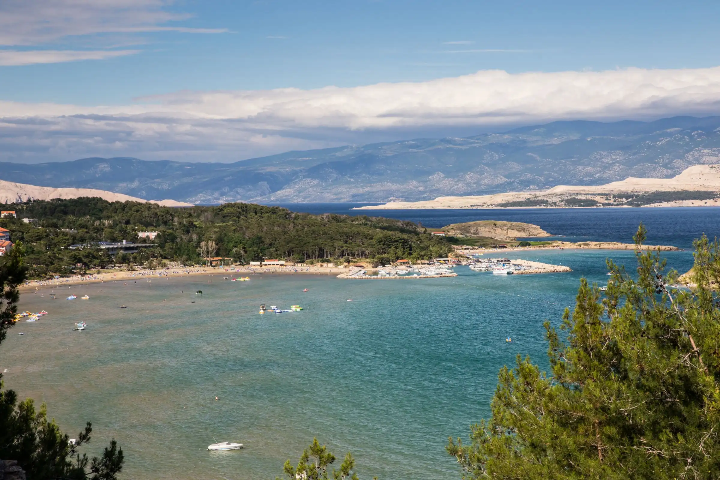 Der paradiesische Strand von Lopar auf Rab – ein bekannter Sandstrand mit flachem Wasser und Blick auf die Inseln