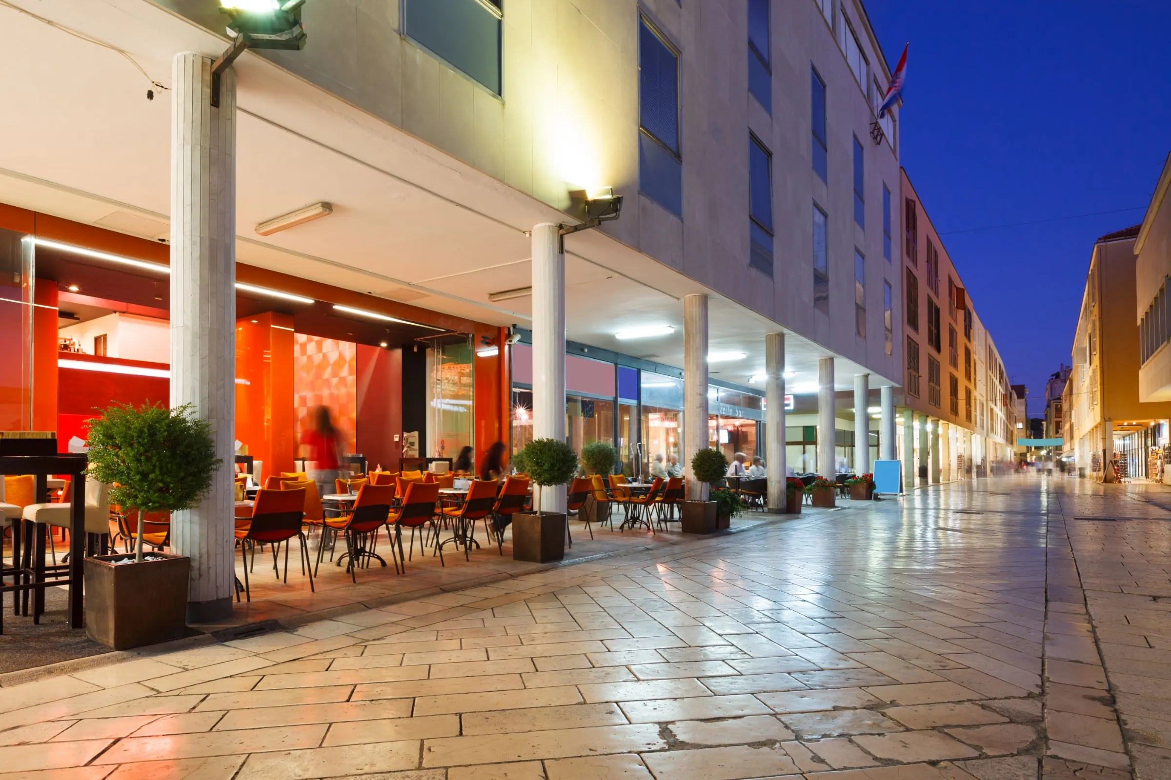 Restorani u Zadru – terasa restorana u večernjoj atmosferi u ulici Kalelarga