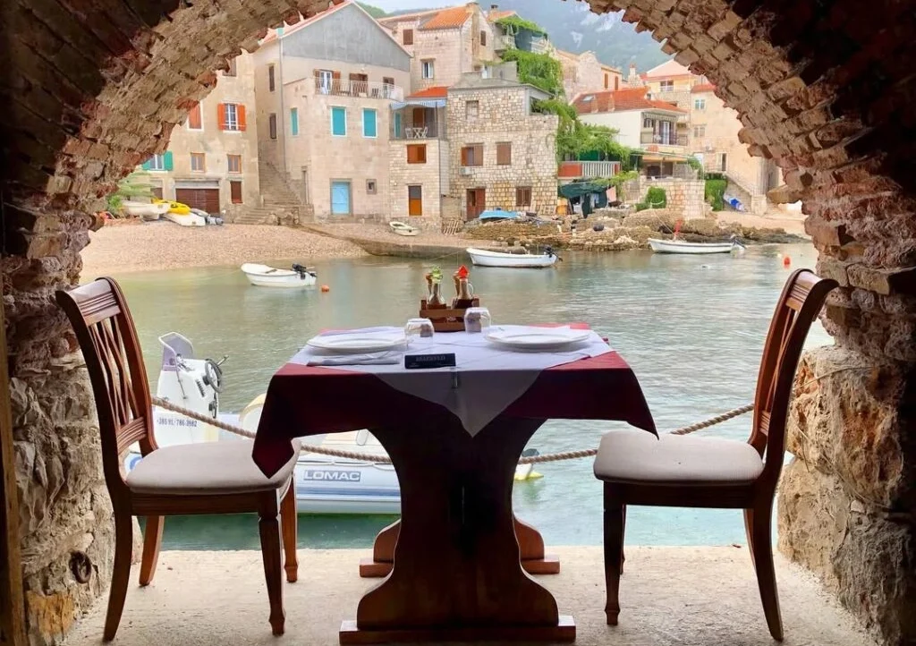 Interijer taverne u Komiži na otoku Visu.