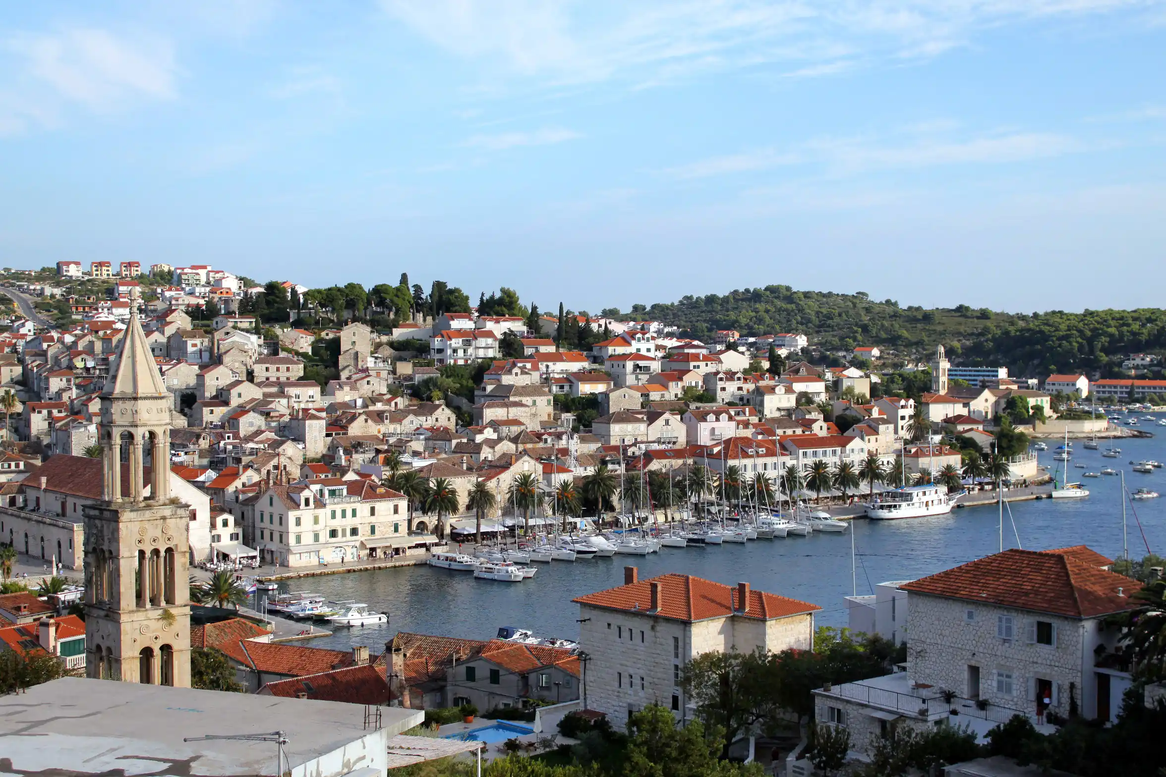 Izleti na Hvar iz Splita – hvarska riva, stara jezgra i pogled s tvrđave.