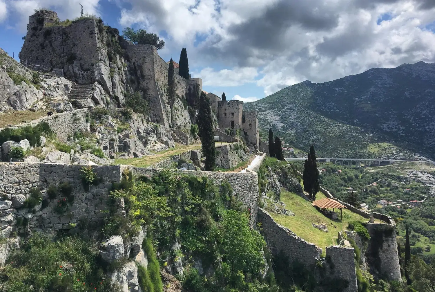 Izleti iz Splita – tvrđava Klis s pogledom na Split, more i otoke.