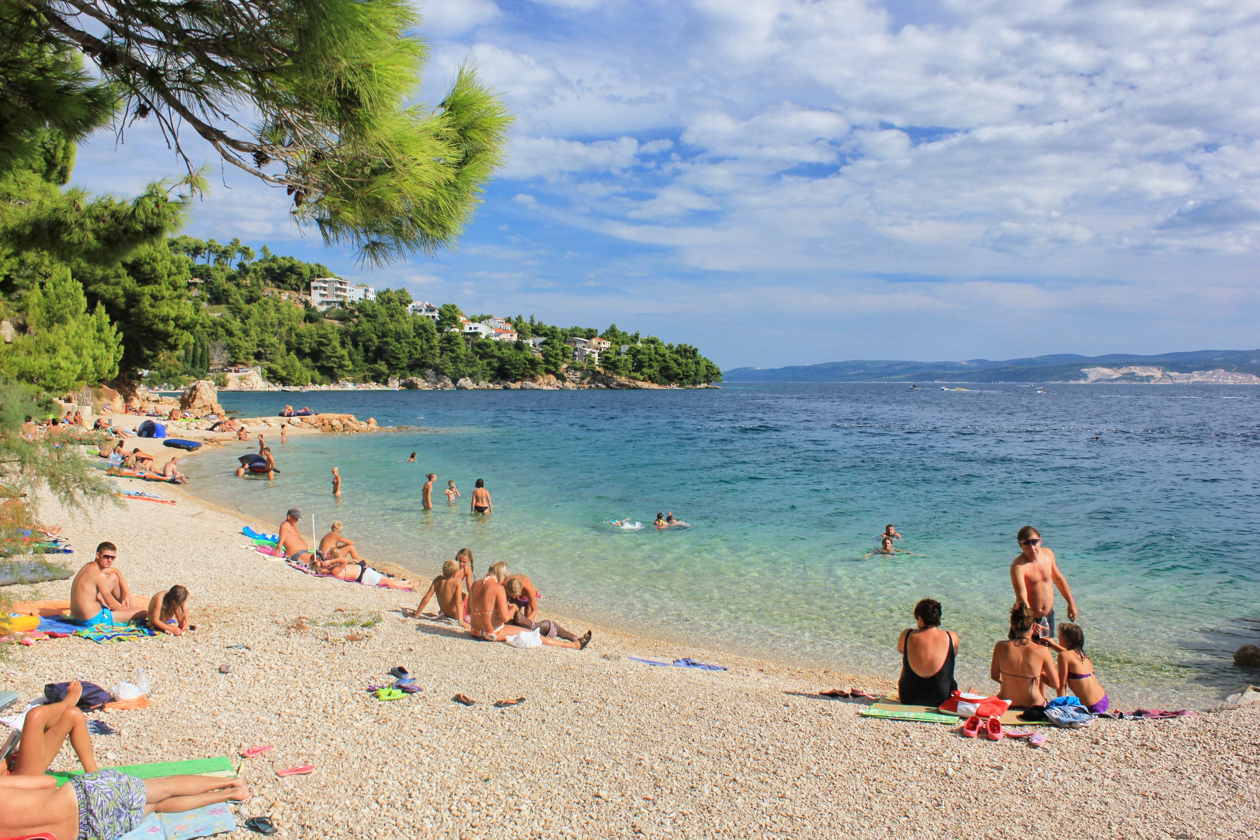 Plaža Nemira Plaža Nemira Omiška rivijera s pogledom na Brač