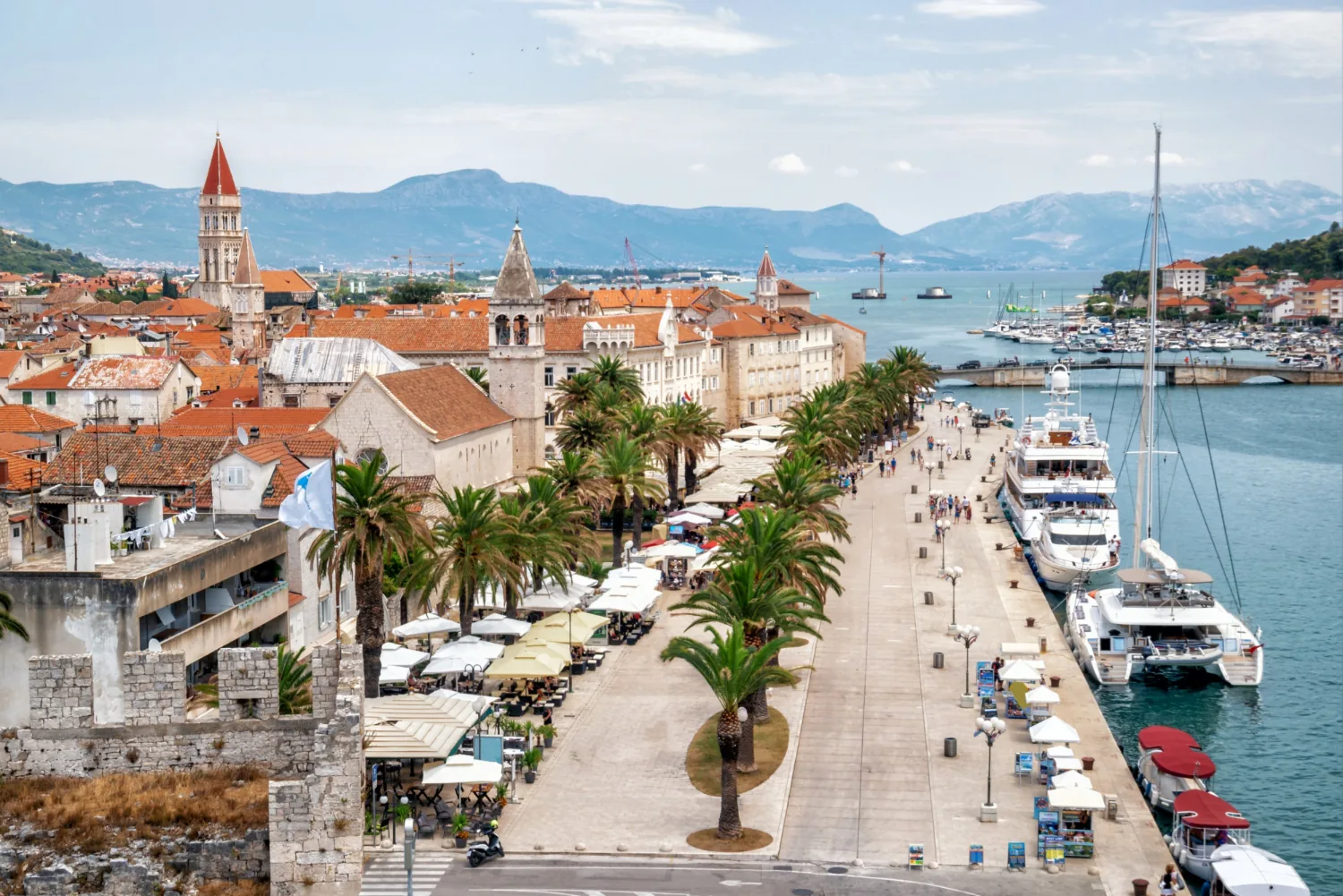 Izleti iz Splita – povijesna jezgra Trogira i riva za lagani jednodnevni izlet.