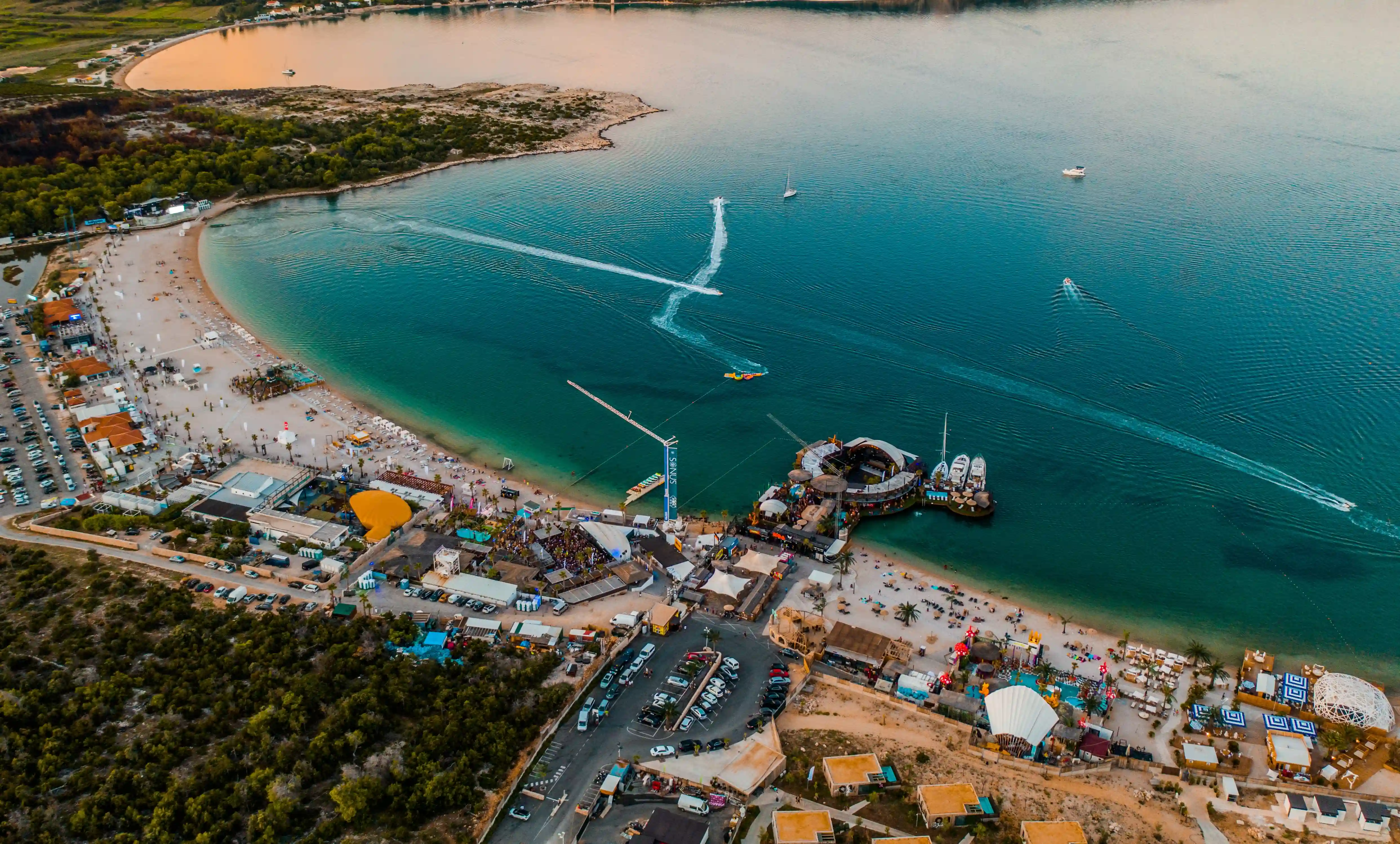 Zrće, Novalja, otok Pag — najpoznatija party plaža Hrvatske, pogled iz zraka