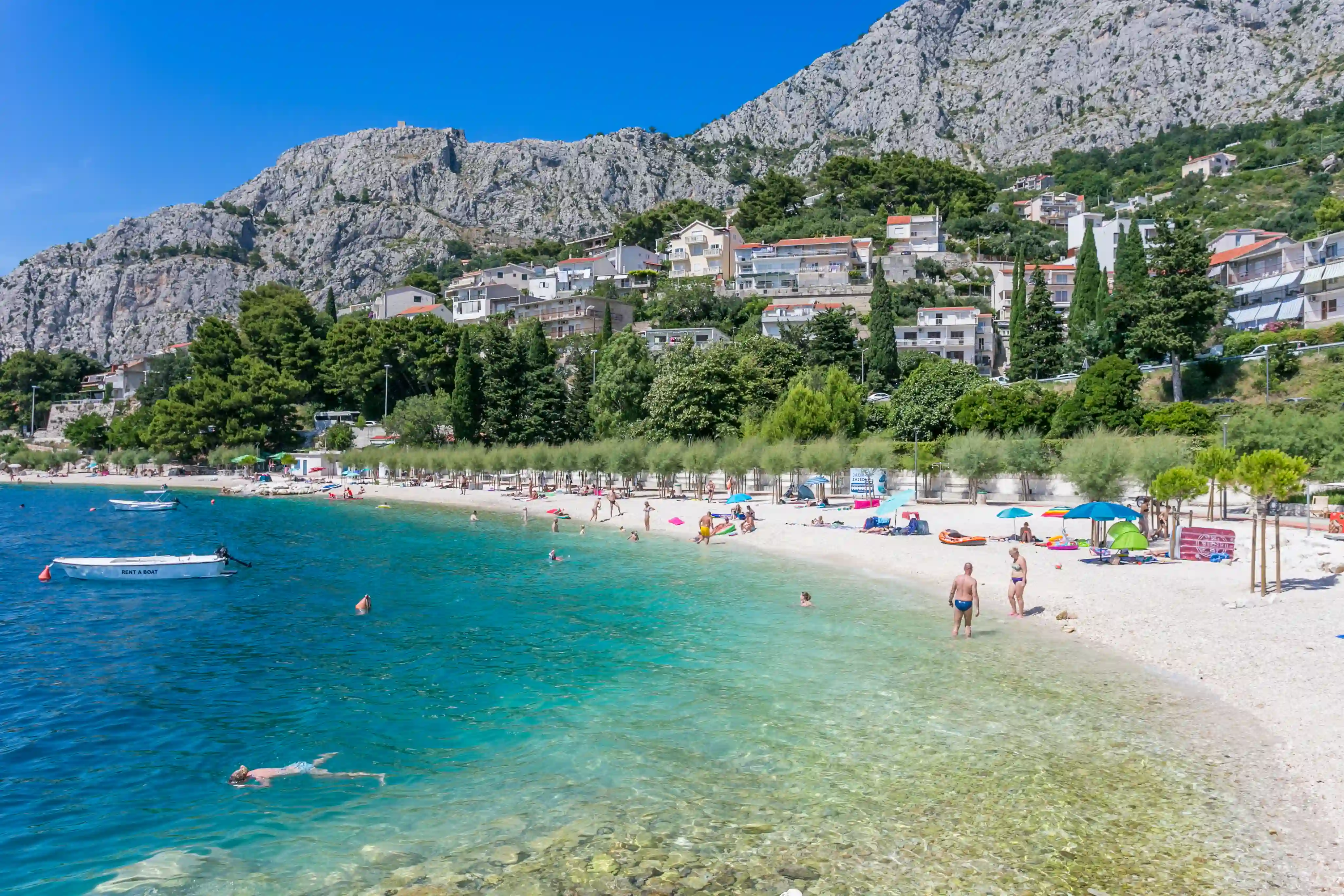 Plaža Brzet Omiš Plaža Brzet Omiš s borovima i šljunčanom obalom