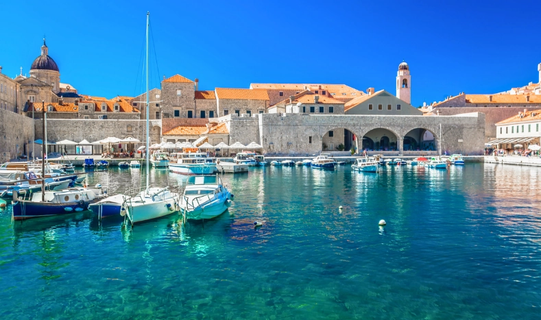 Stara gradska jezgra Dubrovnika uz more.