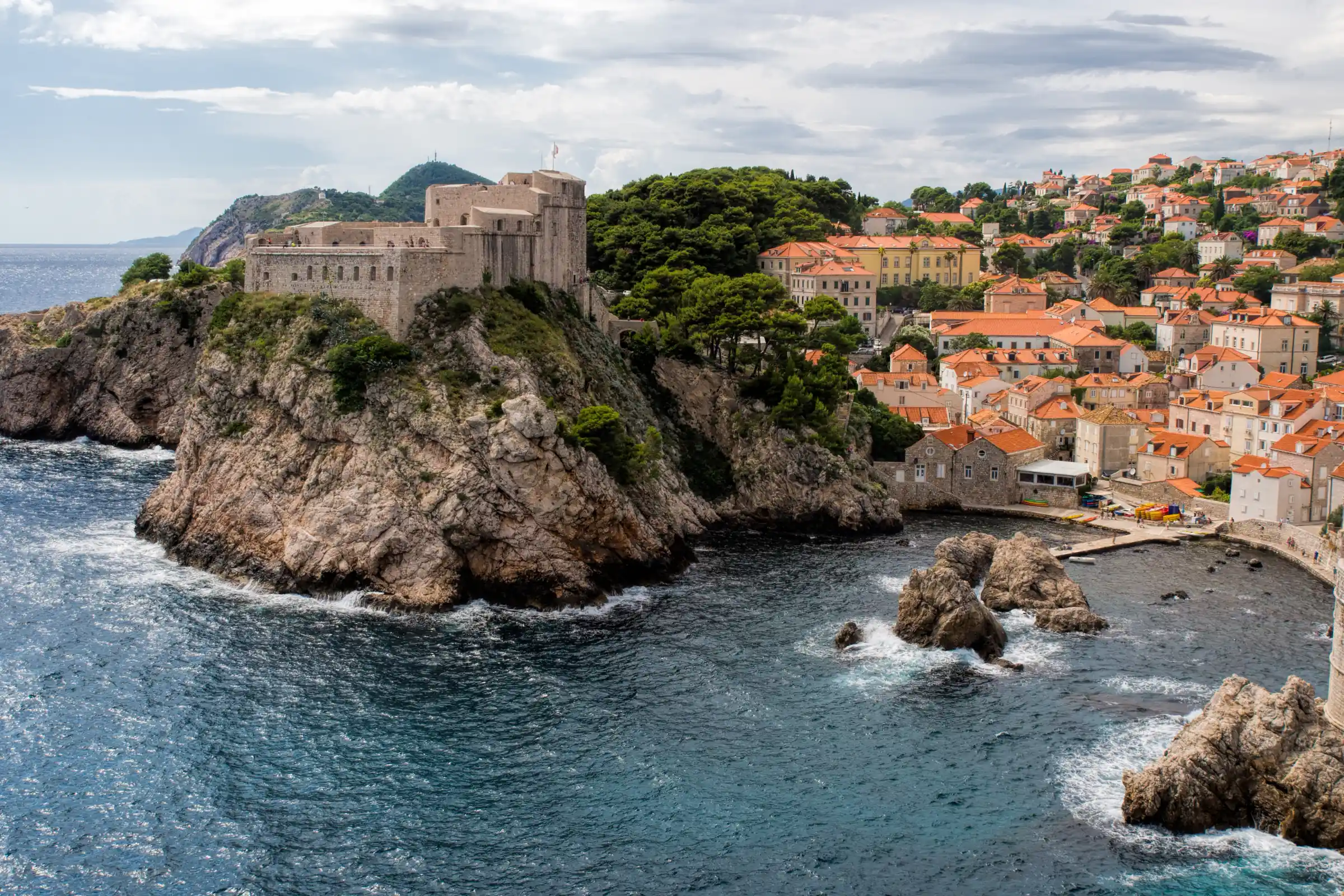 Tvrđava Lovrijenac iznad mora u Dubrovniku, poznata kao jedna od lokacija Crvene utvrde u seriji Game of Thrones.