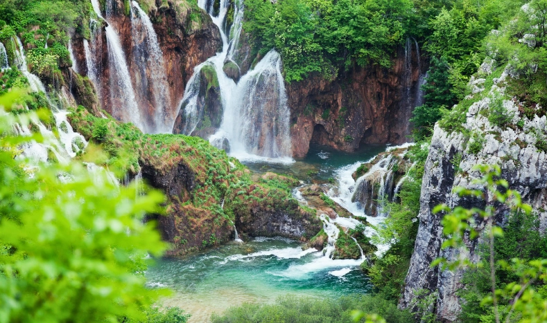 Poglavica Winnetou u prirodnoj kulisi Plitvičkih jezera.