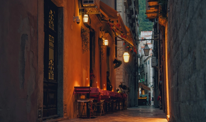 Robin Hood i Little John u staroj gradskoj jezgri Dubrovnika.
