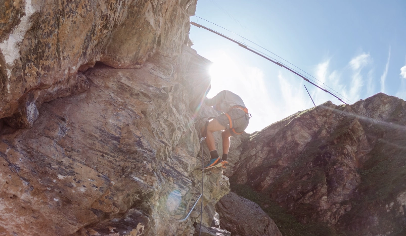 Via ferrata iznad mora na Life on Mars Trail stazi na Pagu