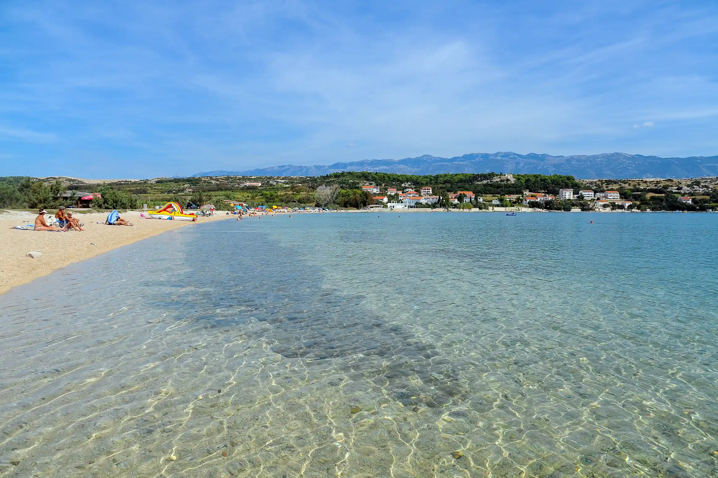 Caska plaža — mirna alternativa Zrću, 5 km sjeverno od Novalje