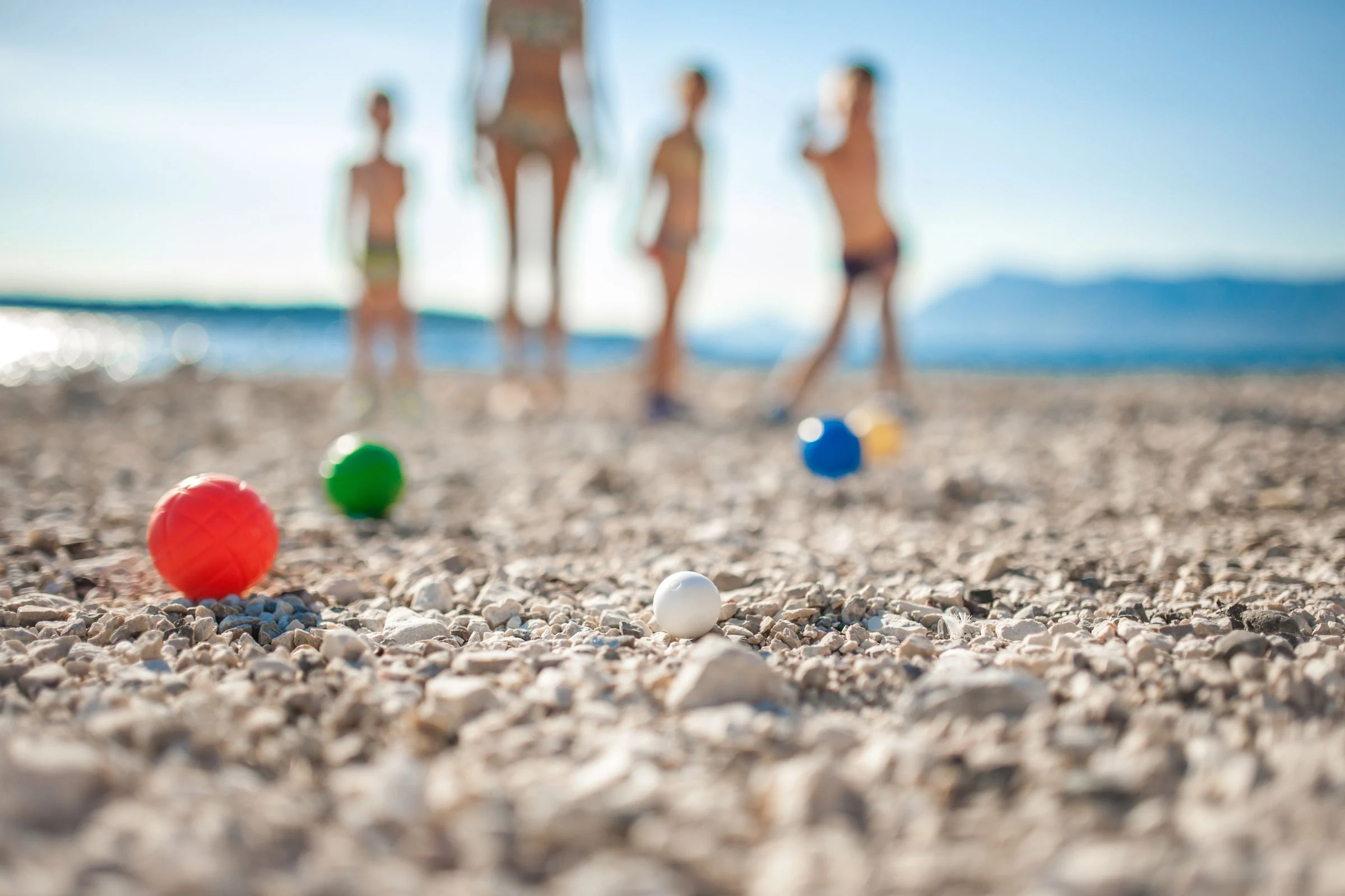 Obitelj na šljunčanoj plaži Kvarnera — izlet s djecom iz Rijeke