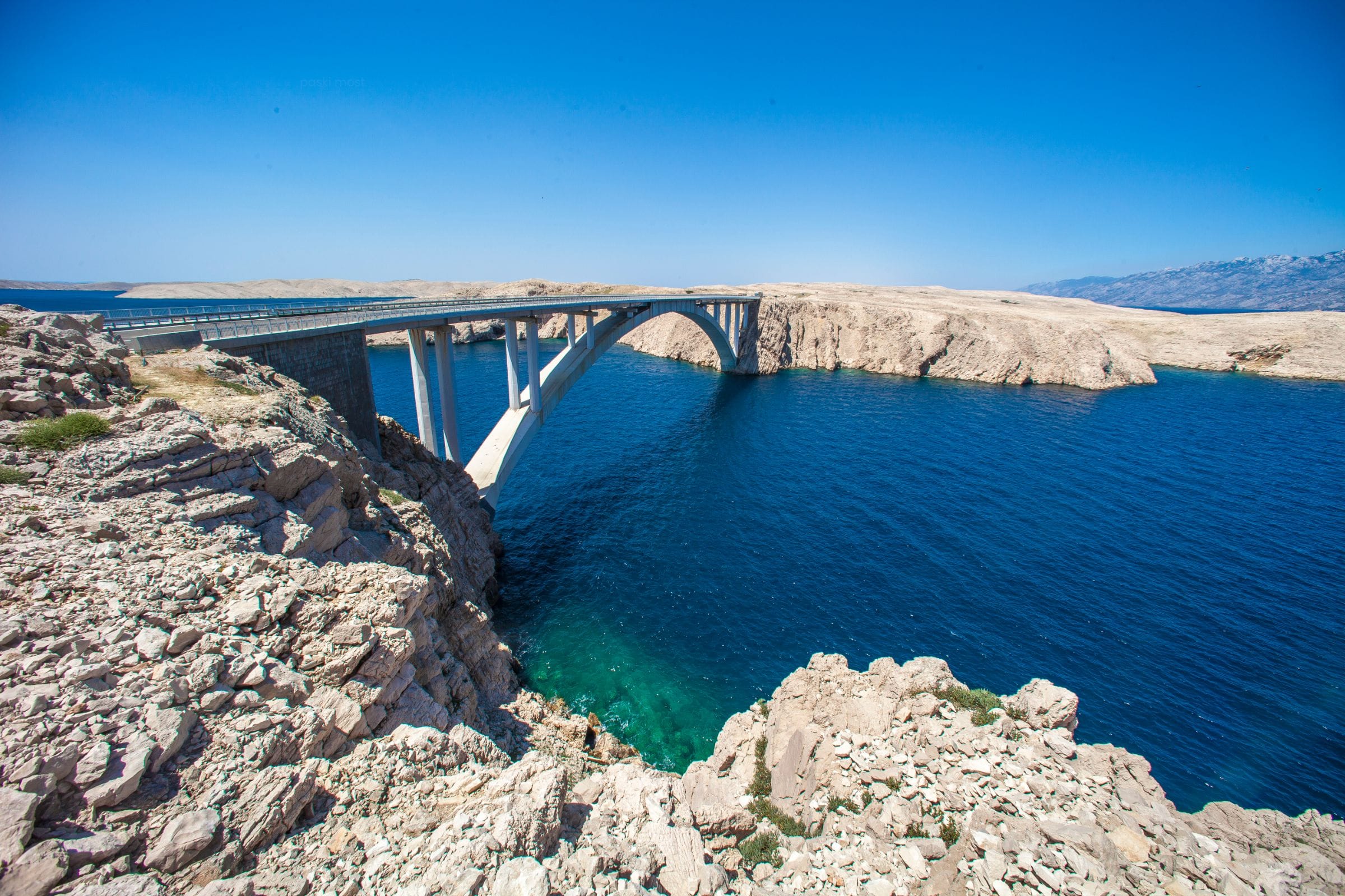 Paški most i panorama Velebita — vidikovac na ulasku u otok Pag