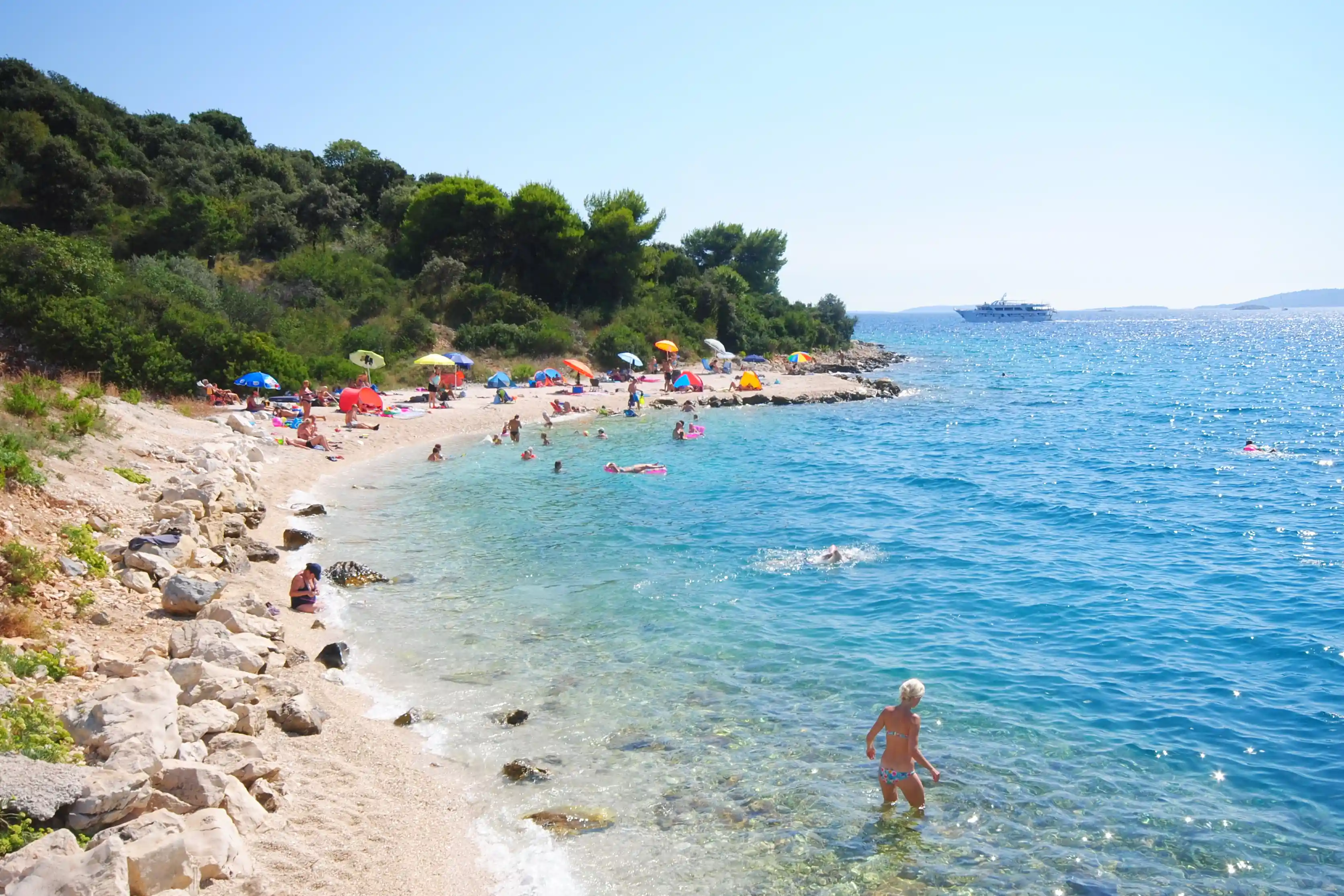 Pláž Kava na ostrově Čiovo – krásná přírodní pláž na samotném východě ostrova, známá čistým mořem.