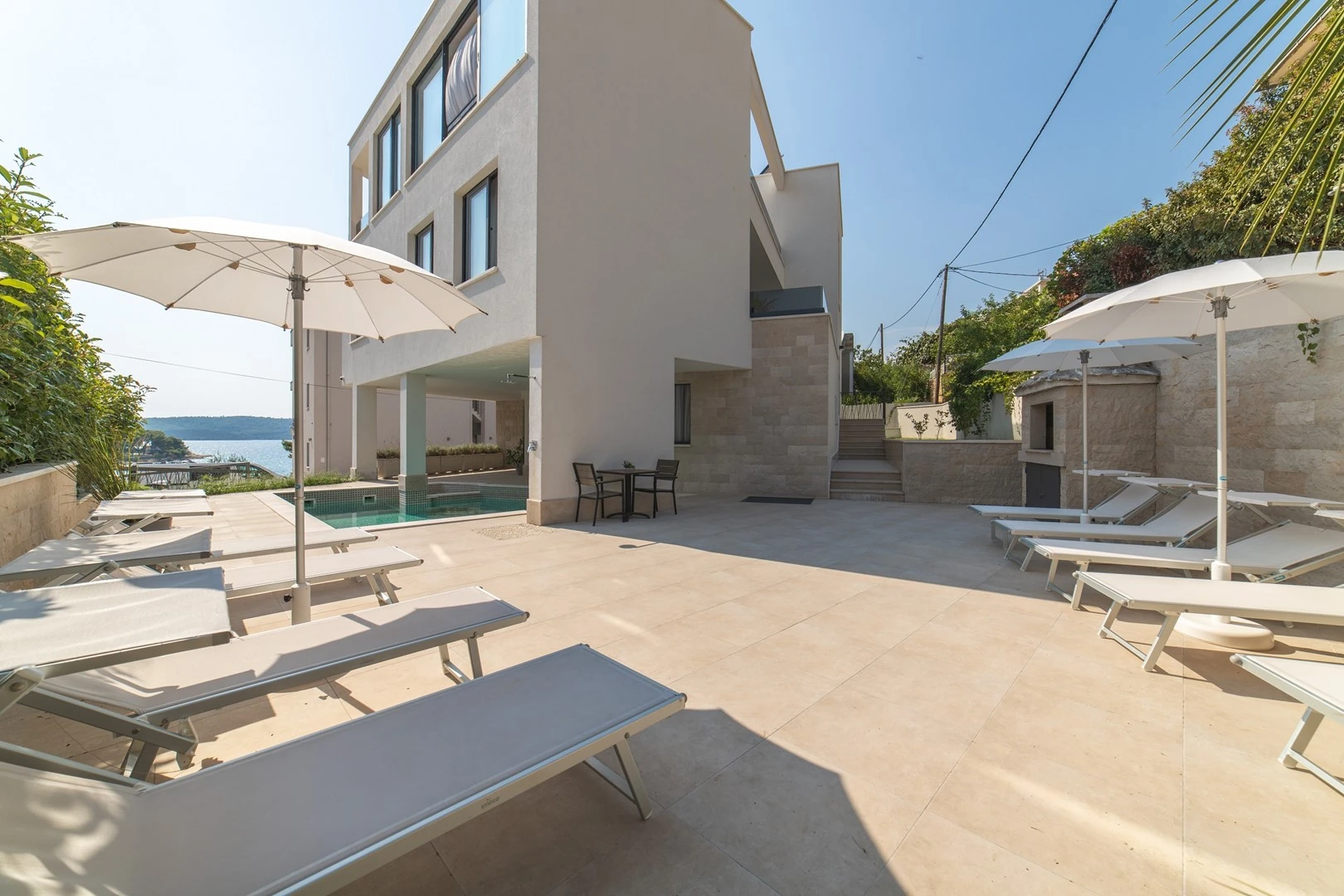 Vila s bazenom i dvorištem u Dalmaciji