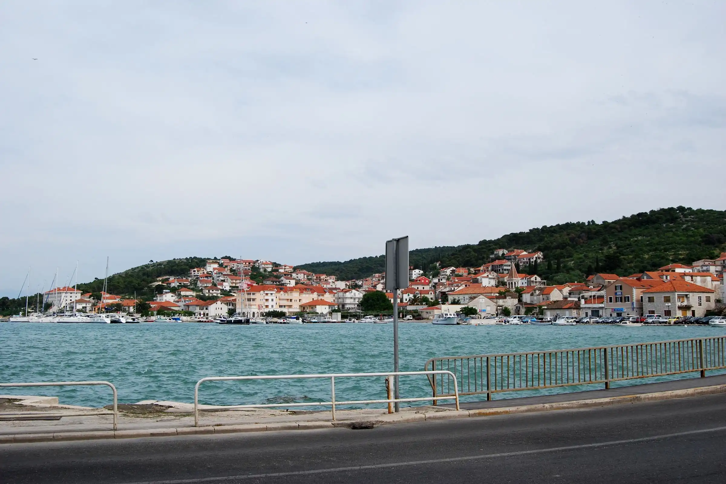 Zalazak sunca nad uvalom na južnoj strani Čiova — smještaj u Okrugu Gornjem