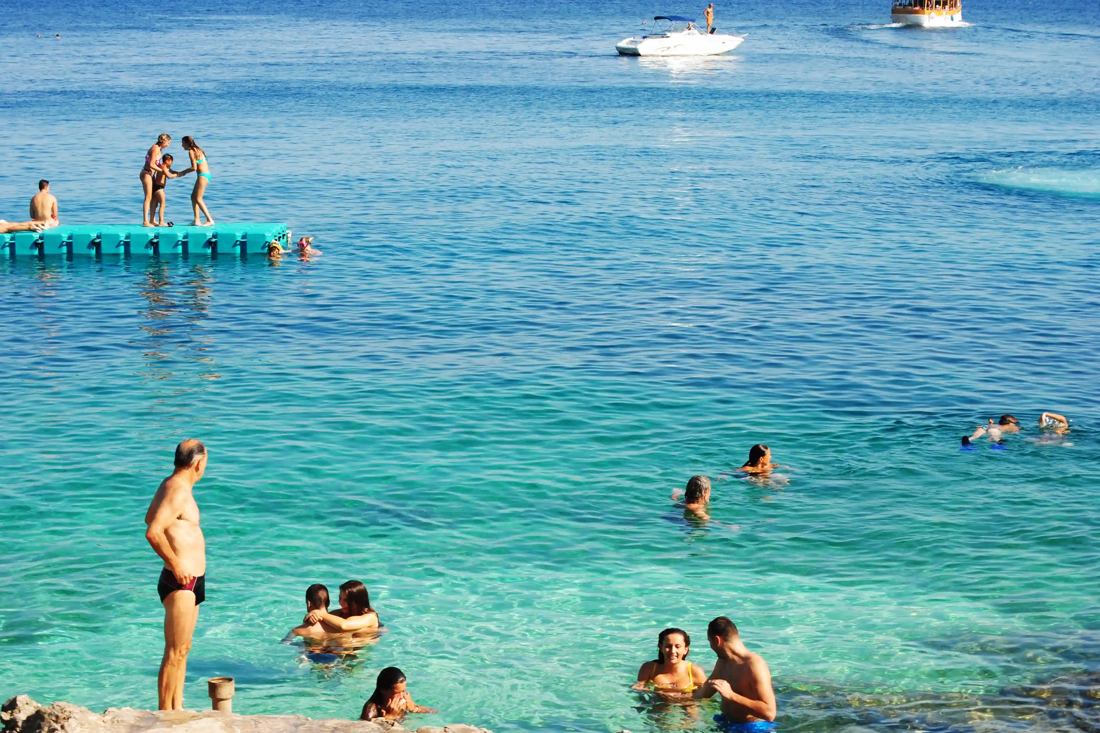 Plaža Labadusa na Čiovu, šljunčana uvala s borovom hladovinom